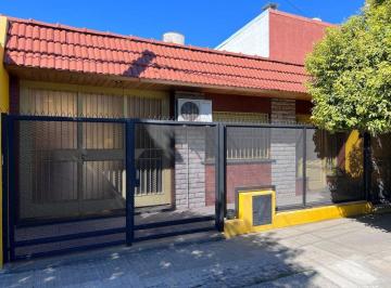 Casa · 153m² · 3 Ambientes · 1 Cochera · Casa en Venta de 2 Dorm. con Cochera y Patio