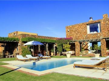 Casa · 850m² · 13 Ambientes · 6 Cocheras · Casa en Manantiales Alquiler 8 Suites Piscina