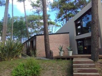 Casa · 171m² · 6 Ambientes · 3 Cocheras · Laguna Blanca, Propiedad Única, 4 Dormis + Serv.