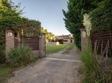 Casa · 180m² · 6 Ambientes · 1 Cochera · En Venta Casa de Categoria Estilo Country