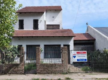 Casa · 101m² · 3 Ambientes · 1 Cochera · Casa en Venta a m de La Estacion