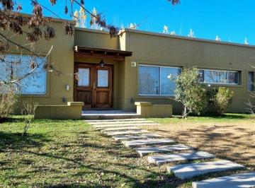 Casa · 164m² · 4 Ambientes · 2 Cocheras · Venta Casa Altos de Manzanares 5 Ambientes