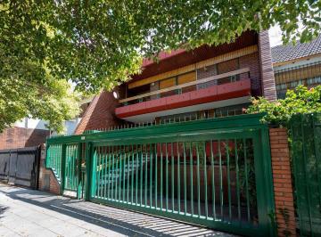 Casa · 220m² · 5 Ambientes · 2 Cocheras · Casa Venta Lote Propio Versalles. Patio - Quincho
