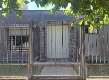 Casa · 185m² · 4 Ambientes · 4 Cocheras · Venta Casa con Pileta en La Consulta - San Carlos