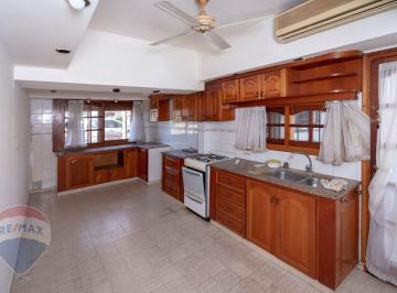 Casa · 200m² · 10 Ambientes · 2 Cocheras · Casa 5 Dorm. en Venta La Plata