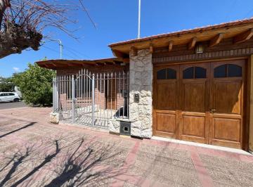Casa · 173m² · 5 Ambientes · 2 Cocheras · Hermosa Casa Esquina en Venta – Cc. Vigil, Maipu.