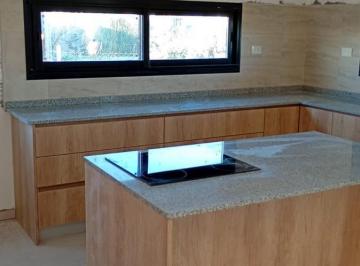 Casa · 170m² · 5 Ambientes · 2 Cocheras · Casa de Una Planta Al Lago.