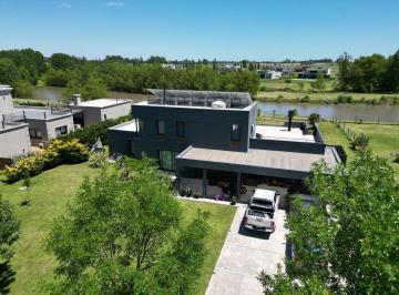 Casa · 198m² · 4 Ambientes · 2 Cocheras · Casa en Venta de 4 Ambientes con Jardín y Pileta en Chacras de La Reserva, Campana