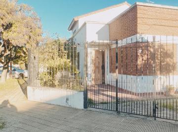 Casa · 106m² · 4 Ambientes · 3 Cocheras · Casa en Venta Morón 4 Ambientes Apto Credito Permuta