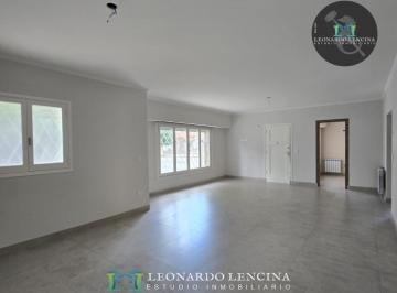 Casa · 121m² · 4 Ambientes · 2 Cocheras · Chalet de 4 Amb. - con Cochera - Reciclado - B° San Jose