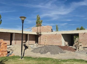 Casa · 320m² · 4 Ambientes · 2 Cocheras · Venta | Casa Nivel Gerencial en Construcción | B° Cerrado El Ciprés | Cipolletti | Lote 1855 m²