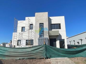 Casa · 196m² · 5 Ambientes · 2 Cocheras · Casa en Venta en Santa Elisa, Pilar del Este, Pilar