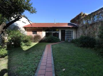Casa · 158m² · 4 Ambientes · 1 Cochera · Casa 4ambientes con Gran Jardin, Quincho y Parrilla.