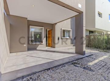 Casa · 100m² · 4 Ambientes · 2 Cocheras · Casa en Venta en Hernandez - 3 Dorm.