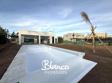 Casa · 180m² · 4 Ambientes · 1 Cochera · Casa en Venta en San Matias, Escobar, G. B. a. Zona Norte