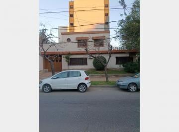 Casa · 210m² · 7 Ambientes · 2 Cocheras · Casa en Venta en Moron