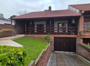 Casa · 150m² · 3 Dormitorios · 2 Cocheras · Chalet en Excelente Emplazado en Lote de Buena Dimensión