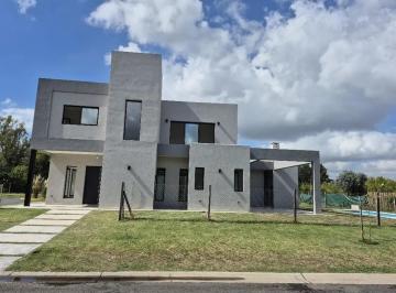 Casa · 194m² · 5 Ambientes · 2 Cocheras · Casa en Venta en Santa Elisa con Pileta