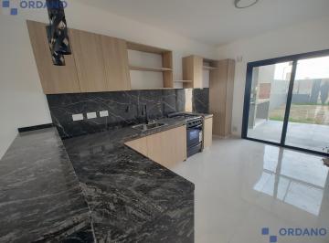 Casa · 95m² · 4 Ambientes · 1 Cochera · Casa en Docta Urbanizacion