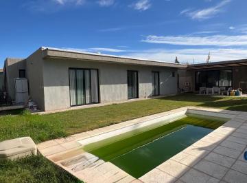 Casa de 6 ambientes, Russell · Casa en Venta en Barrio Portal Andino