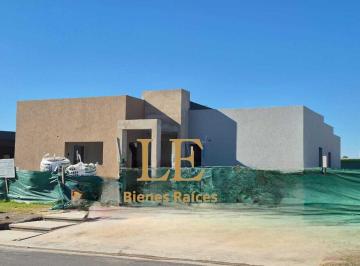 Casa · 177m² · 4 Ambientes · 2 Cocheras · Venta de Casa en Barrio Santa Elisa, Pilar del Este. Pilar