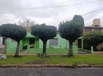 Casa · 71m² · 3 Ambientes · 1 Cochera · Casa Para Refaccionar en Excelente Ubicación.