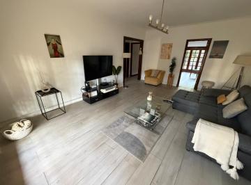 Casa · 160m² · 4 Ambientes · 1 Cochera · Casa en Parque Luro