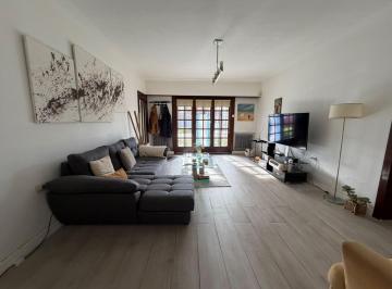 Casa · 160m² · 4 Ambientes · 1 Cochera · Casa en Parque Luro