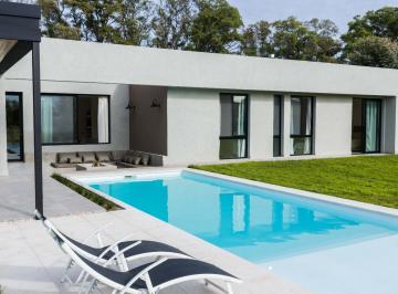 Casa de 6 ambientes, Luján · Casa en Venta Country Luján