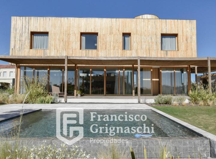 Casa · 231m² · 4 Ambientes · 3 Cocheras