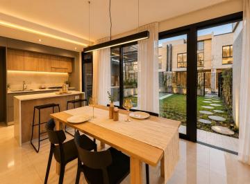 Casa · 104m² · 4 Ambientes · 1 Cochera · Venta Casa de Tres Dorm. con Parrillero, Patio, Terraza y Pileta. Rosario, Fisherton