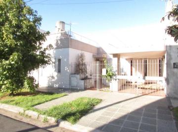 Casa · 130m² · 3 Ambientes · 1 Cochera · Casa de 3 Amb. Estado Muy Bueno