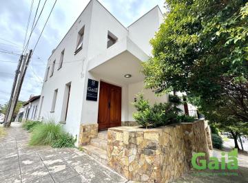 Casa · 241m² · 4 Ambientes · 2 Cocheras · Casa en Venta Tres Cerritos Zona Sporting