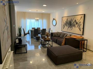 Casa · 360m² · 6 Ambientes · 1 Cochera · Docta Mza 49 Lote 20