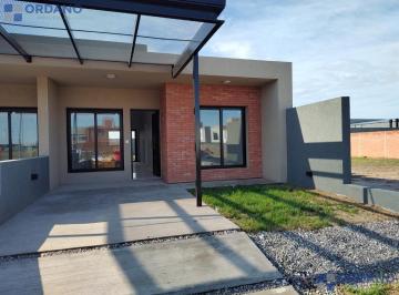 Casa · 95m² · 3 Ambientes · 1 Cochera · Casa en Docta Av