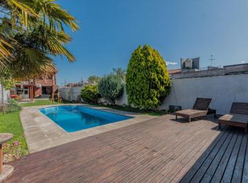 Casa · 219m² · 5 Ambientes · 3 Cocheras · Casa Apto Credito. Jardin - Pileta - Parrilla - Cocheras. Banfield Oeste.
