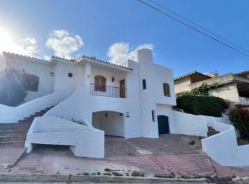 Casa · 200m² · 5 Ambientes · 2 Cocheras · Casa en Alquiler Anual - 3 Dorm.