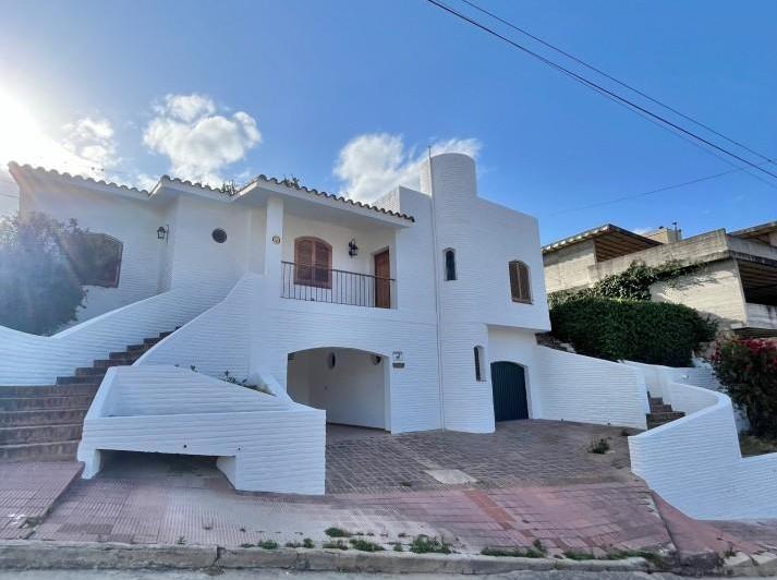 Casa · 200m² · 5 Ambientes · 2 Cocheras