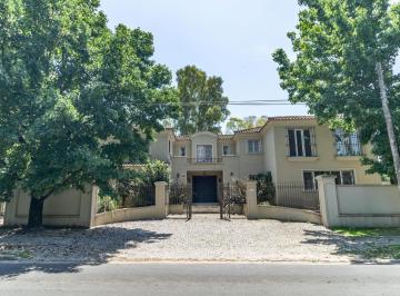 Casa · 650m² · 8 Ambientes · 8 Cocheras · Venta de Casa 8 Ambientes en San Isidro, con Quincho y Pileta
