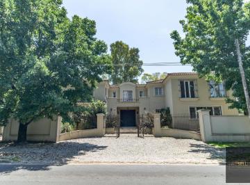 Casa · 650m² · 8 Ambientes · 8 Cocheras · Venta de Casa 8 Ambientes en San Isidro, con Quincho y Pileta