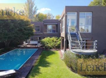 Casa · 410m² · 5 Ambientes · 4 Cocheras · Casa en Alquiler Amoblada en Santa Maria de Tigre con Amarra Propia