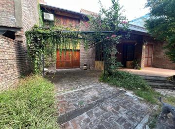 Casa · 148m² · 4 Ambientes · 2 Cocheras · Venta Casa 3 Dorm. en Fisherton con Patio Verde, Cochera y Apto Credito
