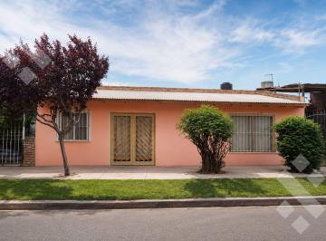 Casa · 127m² · 6 Ambientes · 1 Cochera · En Venta | Casa de 3 Dorm. | Barrio Los Aromos | Plottier