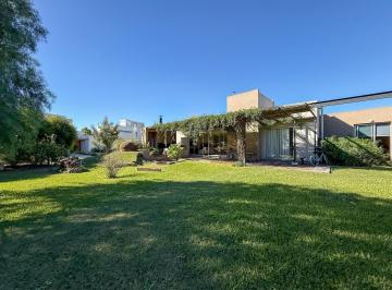 Casa · 150m² · 5 Ambientes · 1 Cochera · Venta Casa de 2 Dorm. en Barrio Aguadas, Funes