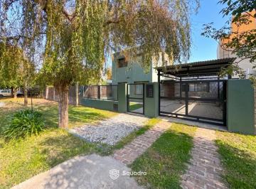 Casa · 124m² · 5 Ambientes · 1 Cochera · Venta | Permuta - Casa 3 Dorm., con Jardín y Parrillero - Roldán.