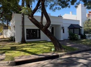 Casa · 190m² · 7 Ambientes · 1 Cochera · Casa - Cerro Chico
