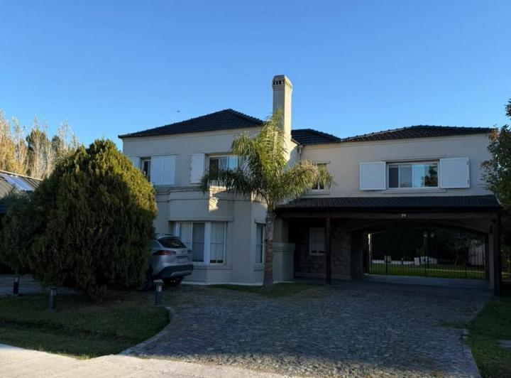 Casa · 190m² · 4 Dormitorios · 11 Cocheras