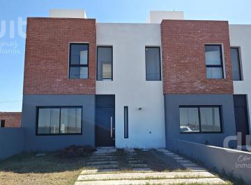 Casa · 130m² · 4 Ambientes · 2 Cocheras · Excelente Duplex 3 Dor en Rincones de Manantiales!