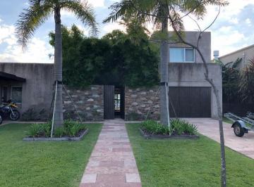 Casa · 334m² · 4 Ambientes · 2 Cocheras · Lencke Vende - Excelente Casa en Albanueva