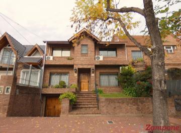 Casa · 231m² · 5 Ambientes · 2 Cocheras · Venta Casa San Isidro Las Lomas 5 Ambientes Jardin Pileta